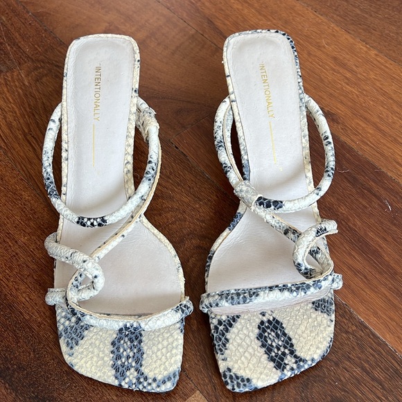 Intentionally Blank Willow Sandal in Snakeskin. Size 7 - Picture 1 of 4